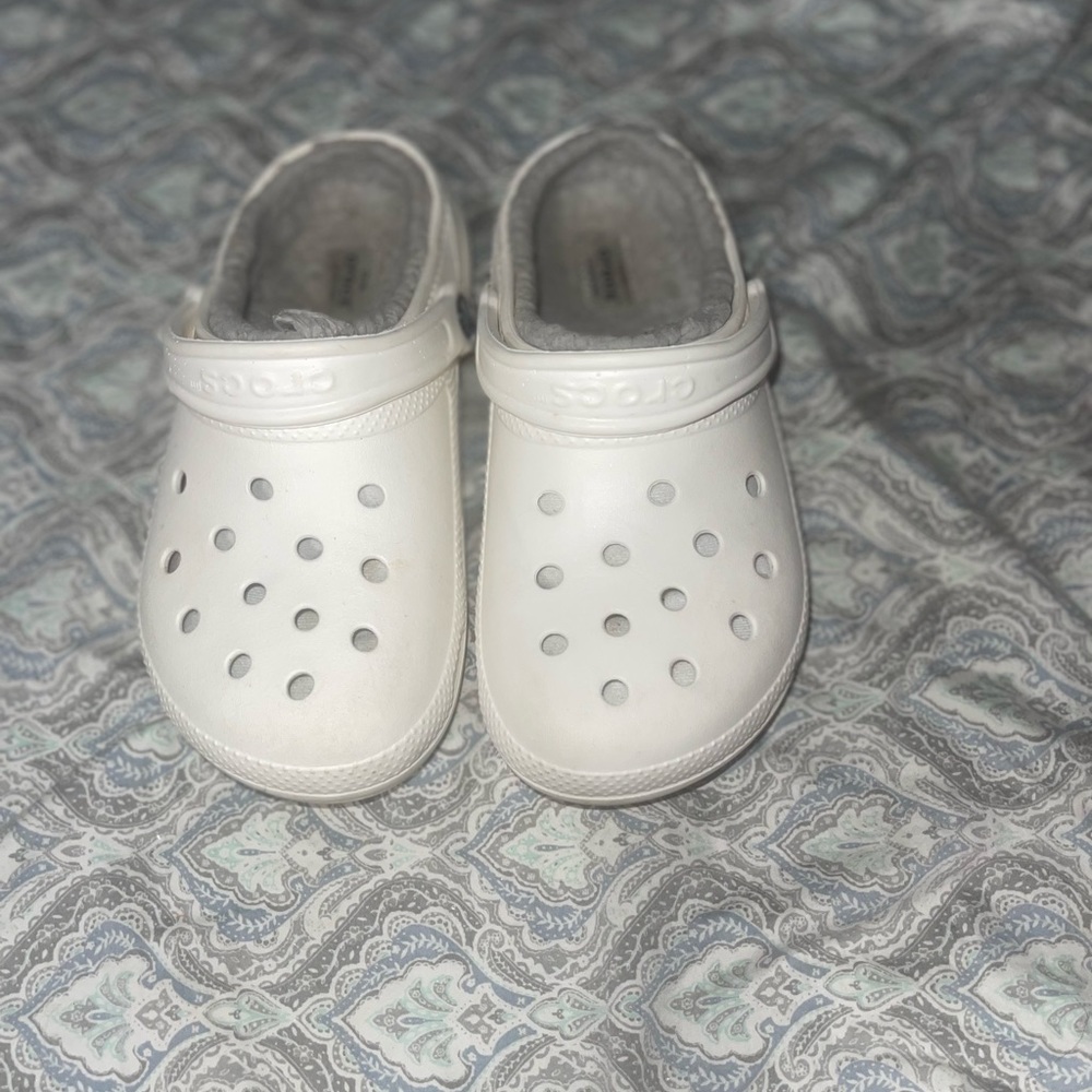 White fur crocs
